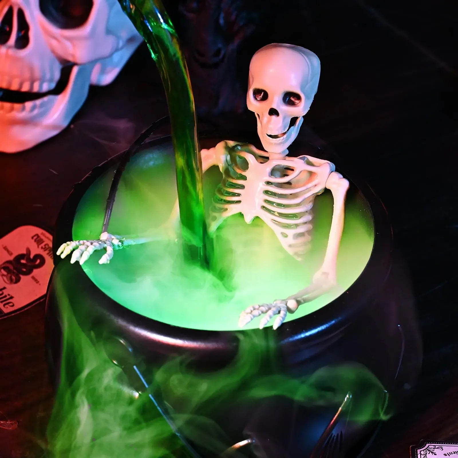 Chaudron de sorcière Halloween – Décoration LED avec fumée et squelette